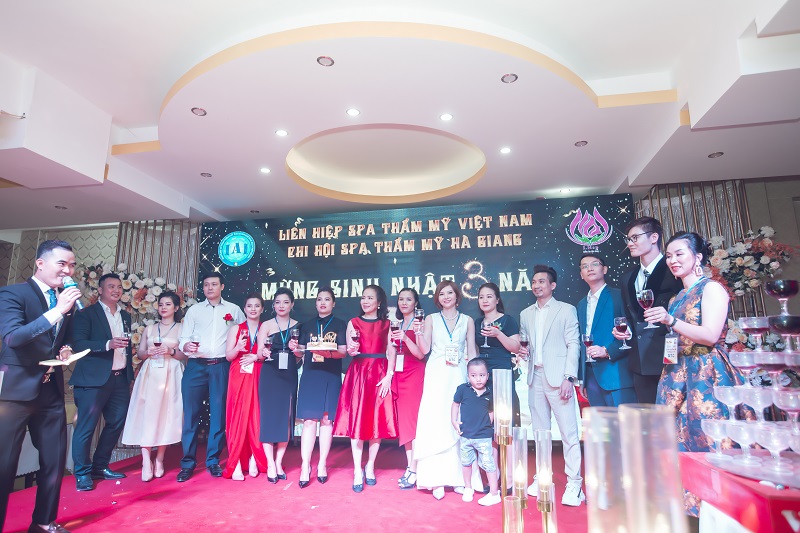 Phó chủ tịch Sự kiện - Truyền thông Liên hiệp Spa Thẩm mỹ Việt Nam Đạo diễn Mr Snake dự sinh nhật 3 năm Chi hội Spa Thẩm mỹ Hà Giang