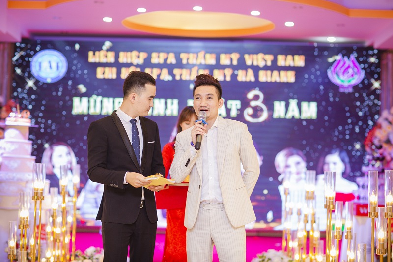 Phó chủ tịch Sự kiện - Truyền thông Liên hiệp Spa Thẩm mỹ Việt Nam Đạo diễn Mr Snake dự sinh nhật 3 năm Chi hội Spa Thẩm mỹ Hà Giang