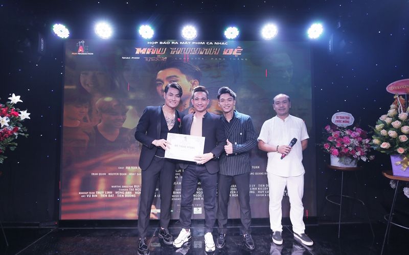 Đạo diễn Mr Snake và 'nữ hoàng Kangen Water' Julie Nguyễn dự buổi lễ ra mắt phim ca nhạc 'Máu huynh đệ' của ca sĩ Khả Quân và Phan Anh 