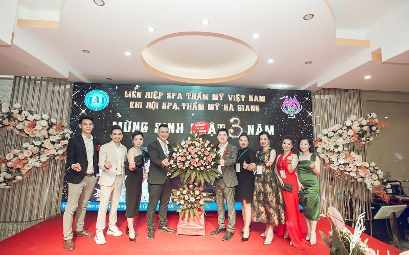 Phó chủ tịch Sự kiện - Truyền thông Liên hiệp Spa Thẩm mỹ Việt Nam Đạo diễn Mr Snake dự sinh nhật 3 năm Chi hội Spa Thẩm mỹ Hà Giang